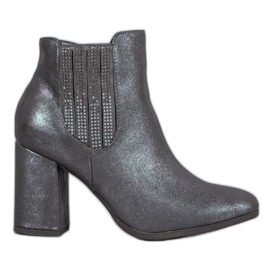 Kylie Eleganta stövlar på en stolpe grå