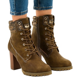 Gröna höga stövlar på 878-GA-stolpen