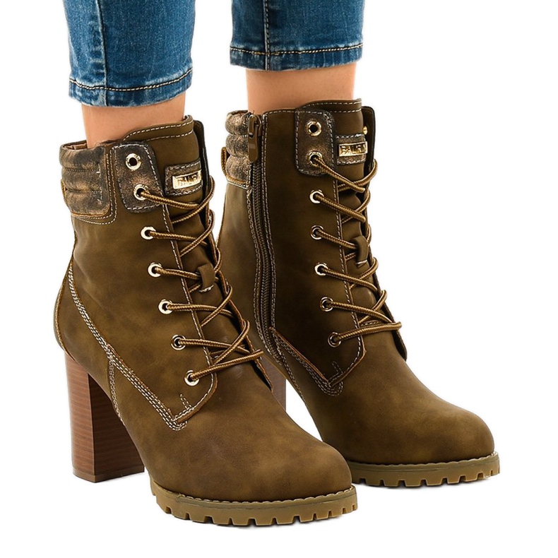 Gröna höga stövlar på 878-GA-stolpen