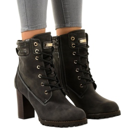 Grå höga stövlar på 878-GA-stolpen