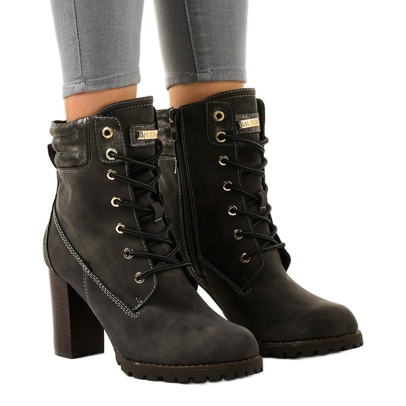 Grå höga stövlar på 878-GA-stolpen