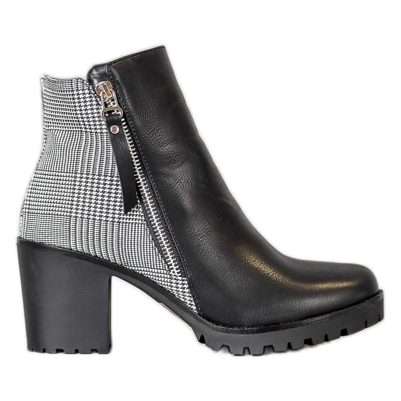 Filippo Stövlar på ett inlägg svart