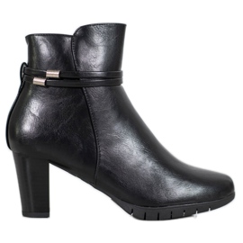 Klassiska stövlar på en stolpe svart