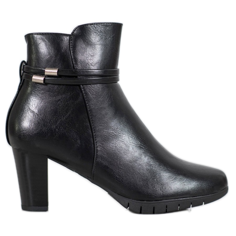 Klassiska stövlar på en stolpe svart