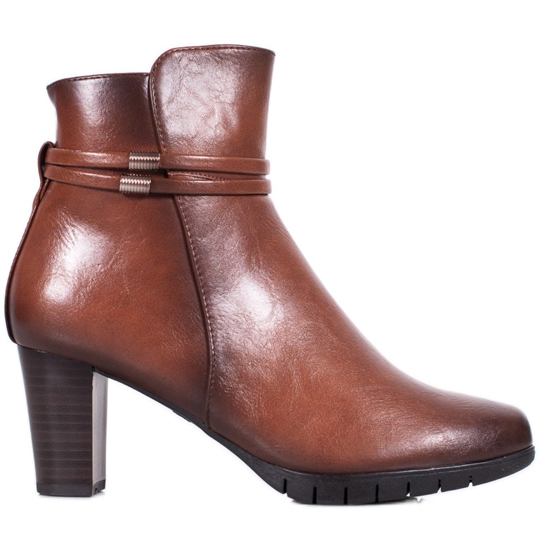 Klassiska stövlar på en stolpe brun