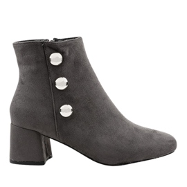 Grå mocka stövlar på L068 stolpen