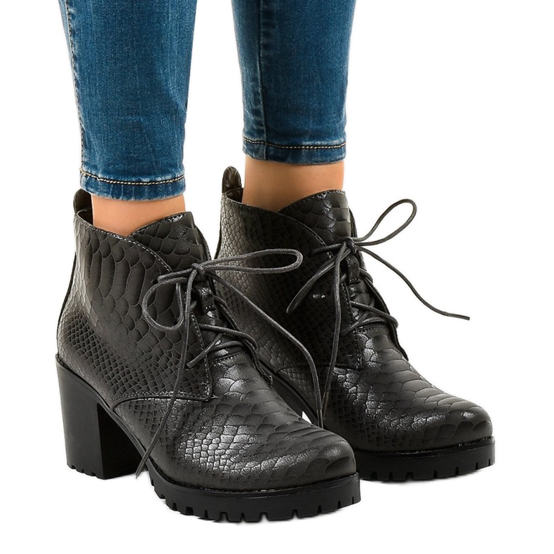 Grå snörskor på TL-24 stolpen