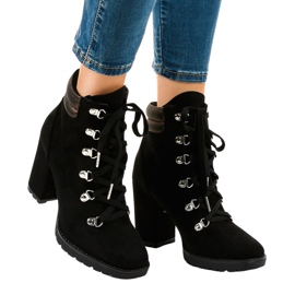 Svarta fotbollsskor i mocka på 8992 -stolpen