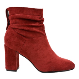 Eleganta vinröda stövlar på 884 -stolpen