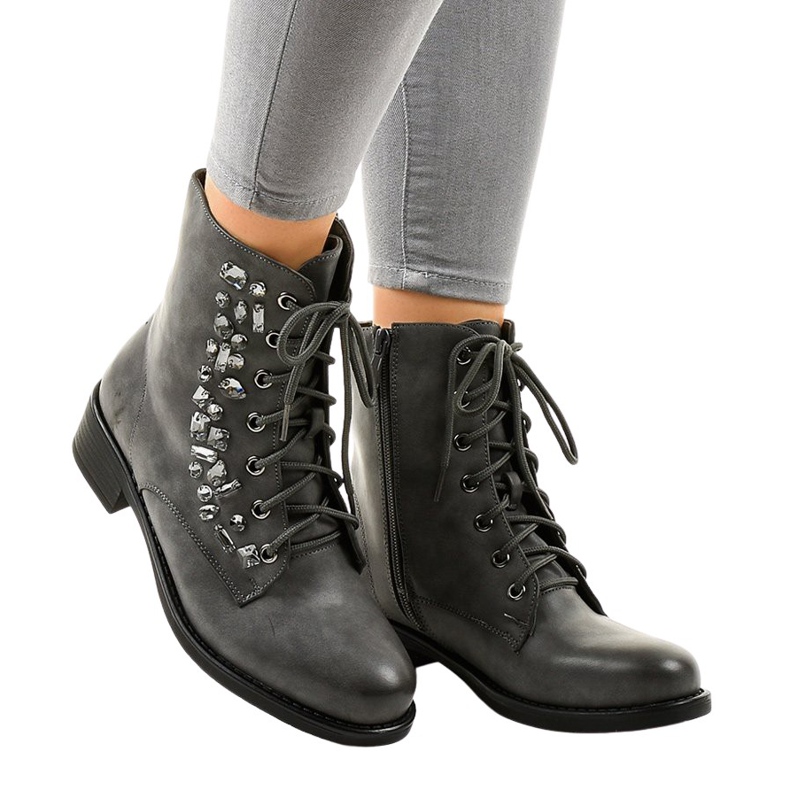 Gråa plana stövlar med stenar 0-268