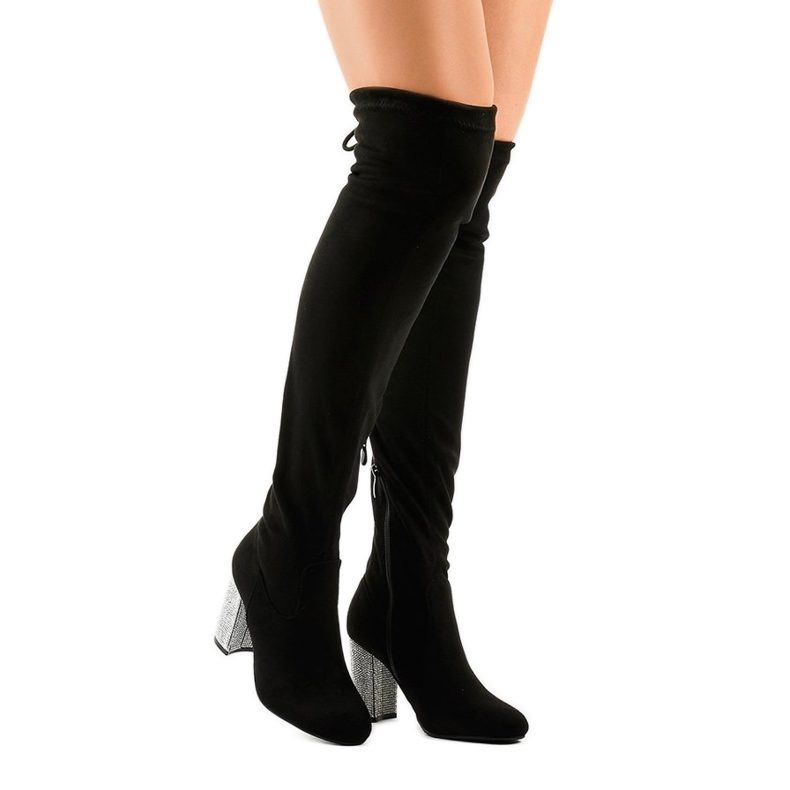 Svarta stövlar i mocka på en dekorerad stolpe BM150