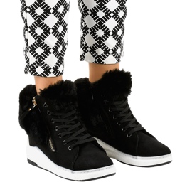 Svarta kvinnors isolerade sneakers CN686