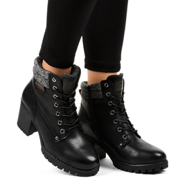 Svarta stövlar på stolpen med fårskinn Z129