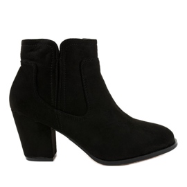 Svarta isolerade stövlar på A8123 -stolpen