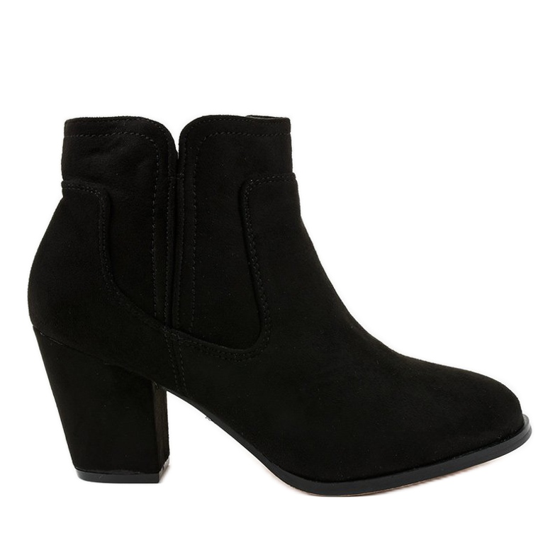 Svarta isolerade stövlar på A8123 -stolpen