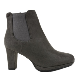 Grå stövlar på F156-2 stolpen