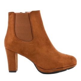 Bruna fotkängor på F156-2 stolpen