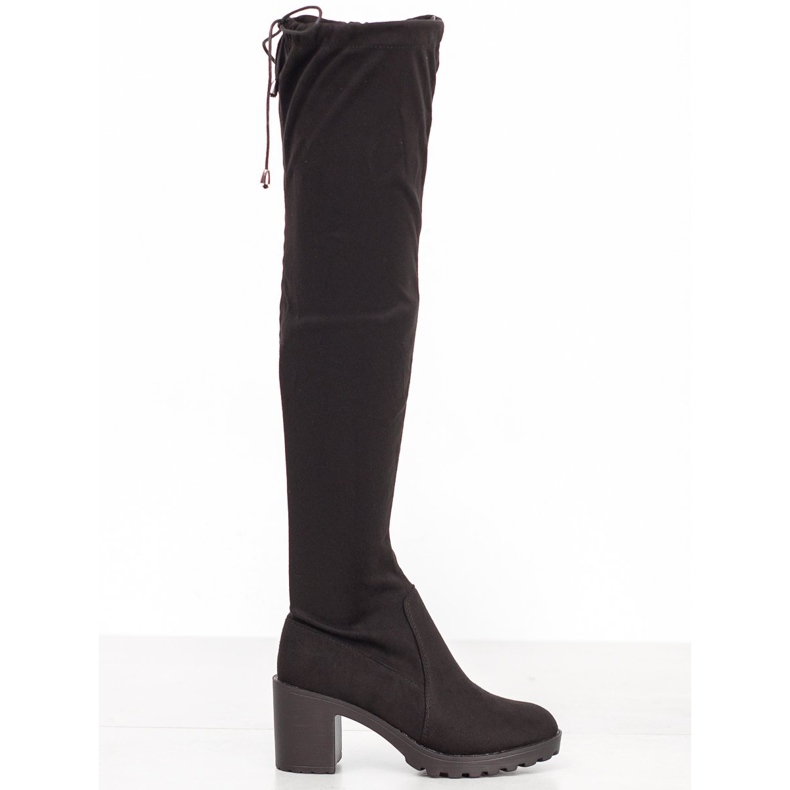 Small Swan Mockaskinnmusketer på en pelare svart