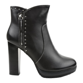 Isolerade grå stövlar på stolpen 88057