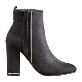 Erynn Mocka stövlar med ett dekorativt bälte svart