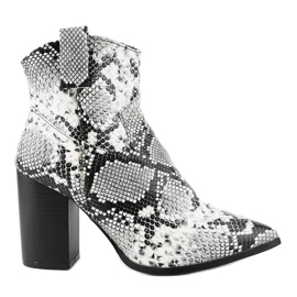 Svarta fotkängor på YL20-1 ormstolpe vit grå