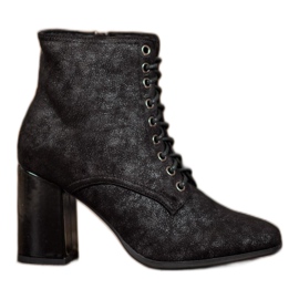 Kylie Knutna stövlar på ett inlägg svart