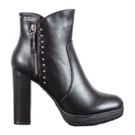 Kayla Stövlar på ett inlägg svart