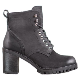 M.Daszyński Snörskor på ett inlägg svart