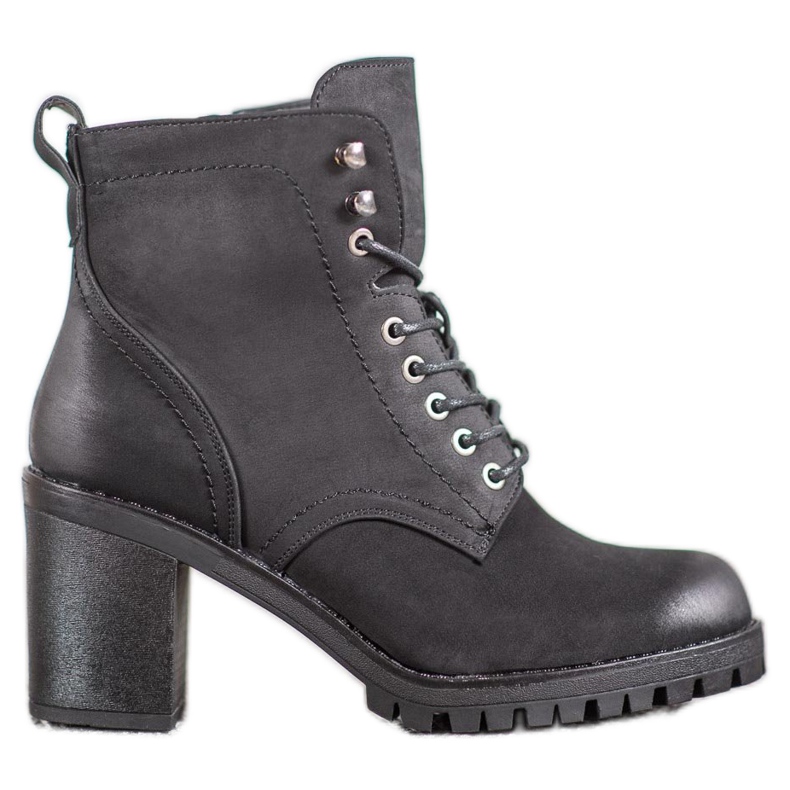 M.Daszyński Snörskor på ett inlägg svart