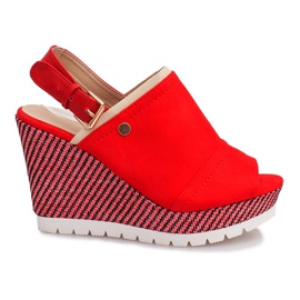 Röda sandaler med kilar i Holi