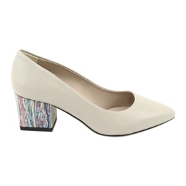 Kaniowski pumpar på en dekorativ häl 0205 beige