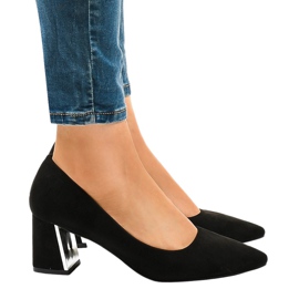 Svarta mockapumpar på pelaren L439