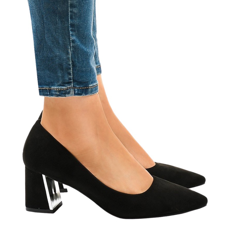 Svarta mockapumpar på pelaren L439