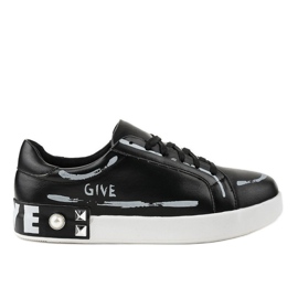 Svarta sneakers dekorerade med G272 dubbar