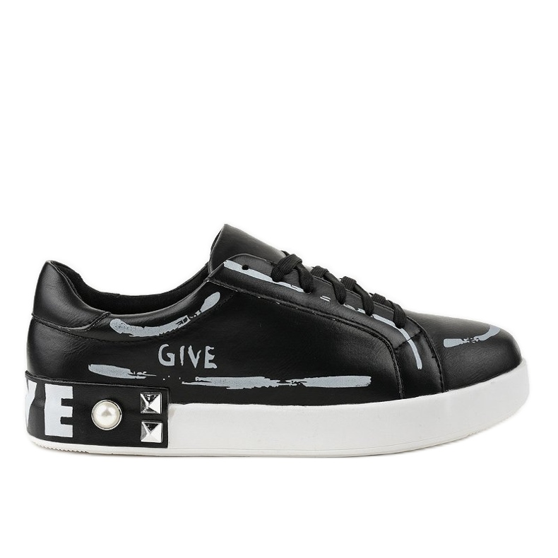 Svarta sneakers dekorerade med G272 dubbar