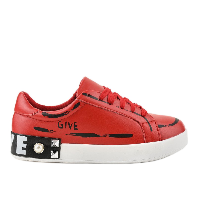 Röda sneakers dekorerade med G272 dubbar