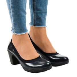 Marinlackerade pumpar på stolpen 579-2 marinblå