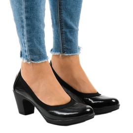 Svartlackerade pumpar på stolpen 579-2