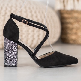 Goodin Trendiga pumpar på en pelare vit svart