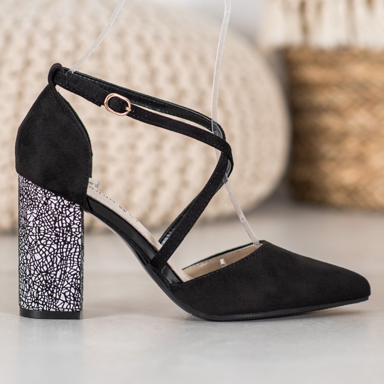 Goodin Trendiga pumpar på en pelare vit svart