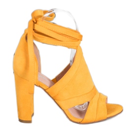 Seastar Knutna sandaler på ett inlägg gul