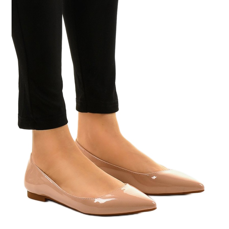 Beige ballerinor lackerade i punkten MM5018