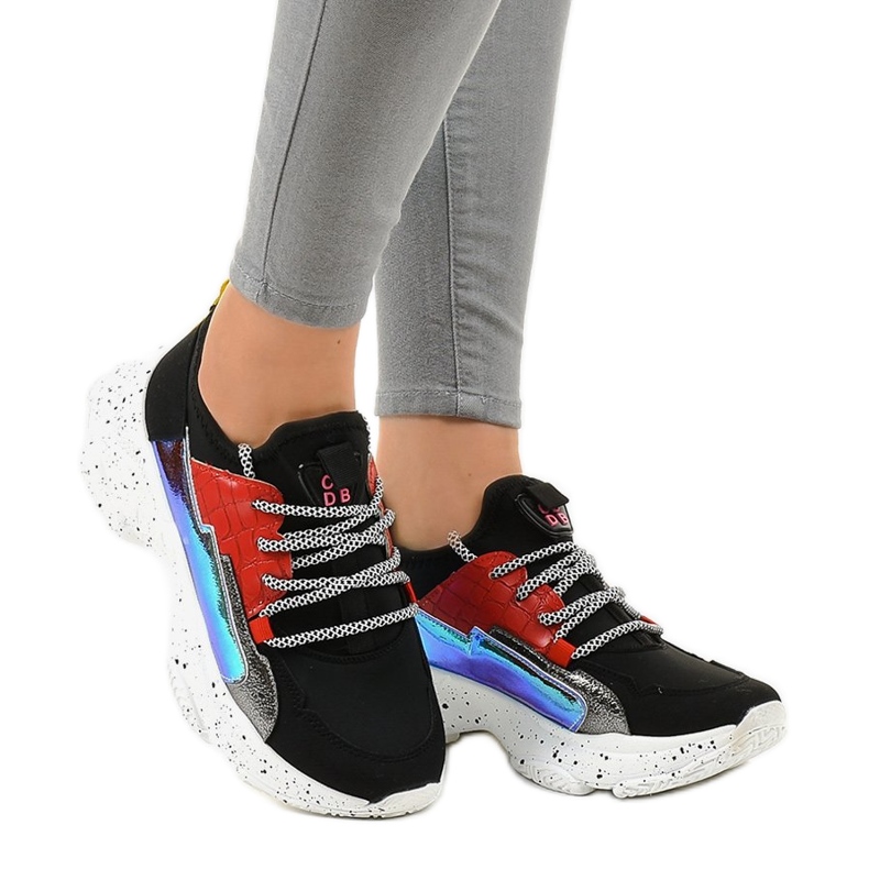 Svarta sneakers dekorerade med HL-03