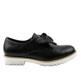 Svarta slip-on skor med en RS-WED2 rosett