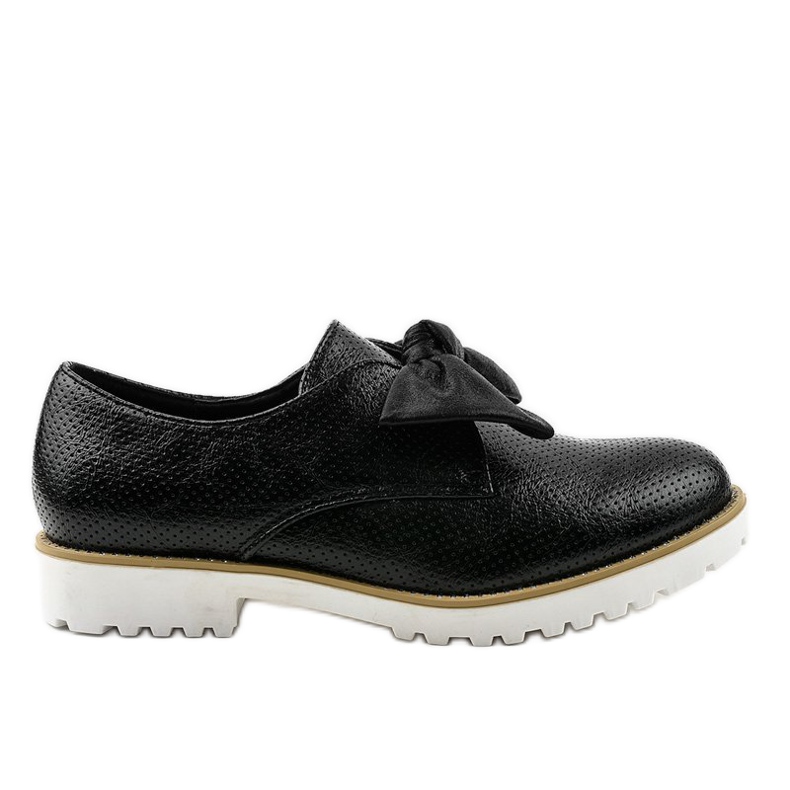 Svarta slip-on skor med en RS-WED2 rosett
