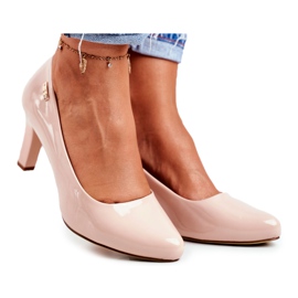 Kvinnors pumpar Sergio Leone lackade på en beige-nakenpost