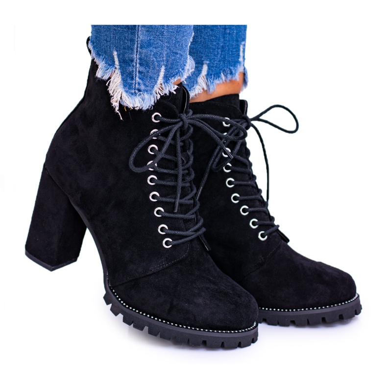 Lu Boo Black Suede Boots på ett inlägg med Halsey Rhinestones svart