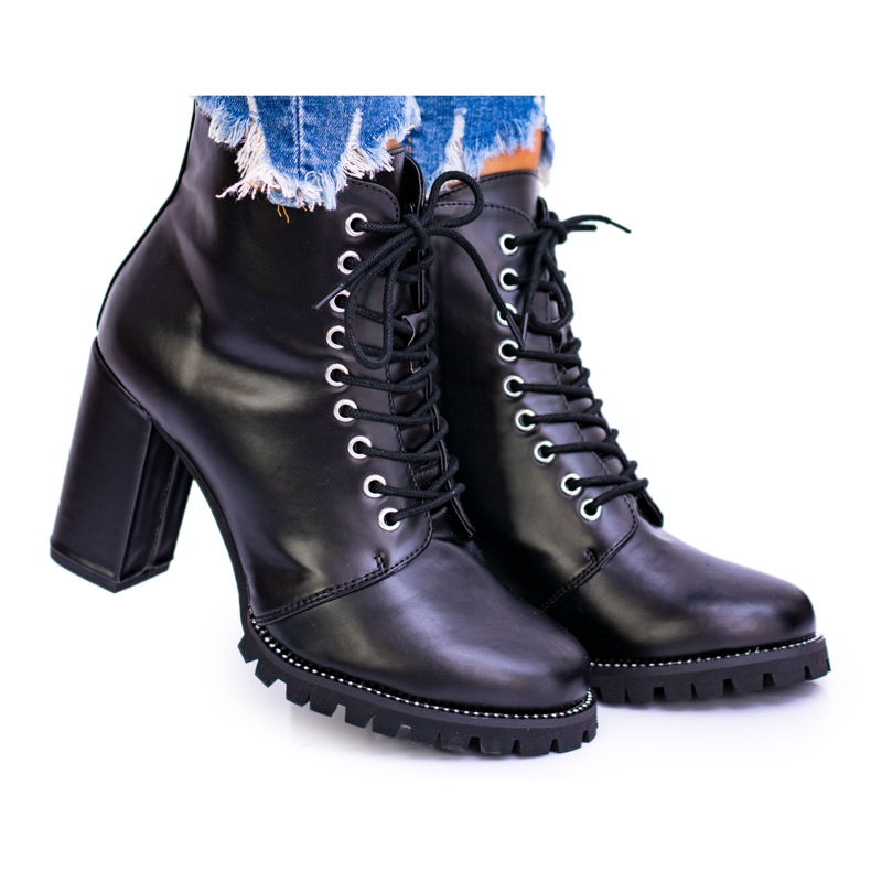 Lu Boo Black Boots på ett inlägg med Halsey Rhinestones svart