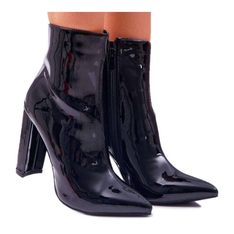SEA Kvinnors stövlar på en högklackad lackerad svart klänning