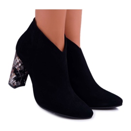 Svarta eleganta mocka stövlar på en pola Laura Messi 2047